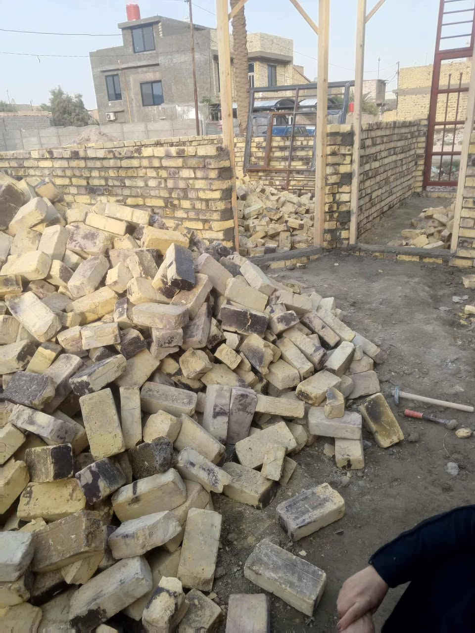 السلام عليكم هيكل للبيع طابوزراعي سند 25   *********** تحول مباشر السعر 45 ابو خستاوي فرع ابو دلاال  المساحه 160متربي غرفتين نوم وكلدور وستقبال ومطبخ وصحيات عرض الشرع 12متر
