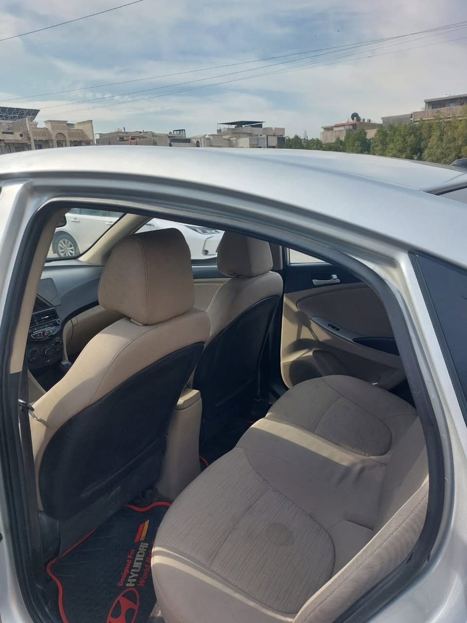 السلام عليكم سياره اسكنت خليجي  لون سلفر موديل 2016  سياره كامله تحويل نفس يوم السعر 85 $ وبيه مجال سياره جاهزه تخم تايرات شاشه دواخل نظيفه عنوان بغداد 
***********
