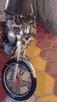 السلام عليكم دراجه ايراني موديل ٢٣ اوراق كامله وكلش نضيفه شرط الشلعه  المكان بغداد حي اور سبع قصور 
السعر ٥٥٠ وبيها مجال حك الجيه الرقم ***********
