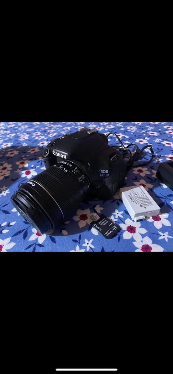 السلام عليكم 
كاميرا كانون 600D
بطارية 
شاحنه بطارية 
رام 128
جنطه كامرا 
فقط عطل عدسه او زوم 
الباقي كلشي شغال وع فحص  
العنوان البصره 
***********
