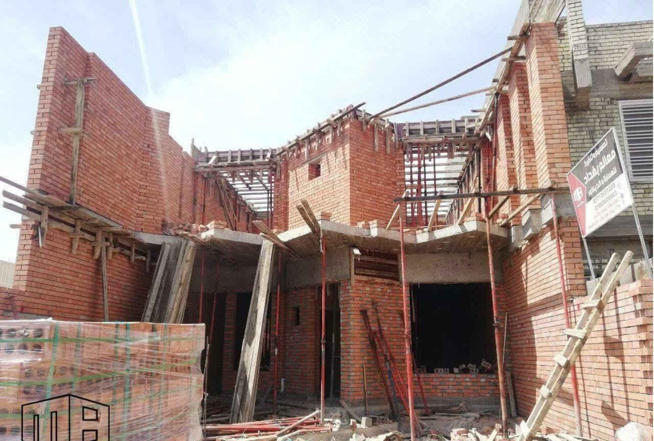 #بناء_هيكل #بناء_هيكل_عظم
بناء الدور السكنية و الابنية التجارية .. .

بناء هيكل عضم سعر المتر 195 الف دينار ( للطابوق الجمهوري الاصفر ) 

بناء هيكل مؤسس جزئي سعر المتر 199 الف دينار ( للطابوق الجمهوري الاصفر )

بناء هيكل سعر المتر 240 الف دينار ( للطابوق الاحمر )

بناء هيكل للابنية التجارية سعر المتر 280 الف دينار
مواصفات العمل

-حفر الارض 40 سم .

-فرش طبقة من السبيس ويحدل بحادلة 20 طن .

-رش مادة الكلوردين فايروسي المضادة للارضة والحشرات.

-فرش نايلون زراعي بعد الحدل .

-صبة نظافة (بلاندنك)

-عمل منظومة مجاري متكاملة حسب المخطط بأنابيب (4 انج) امل الشريف او سمارت (((ميكانيك)))

-تسليح الاساس مع جسور حسب المخططات الانشائية .

-صب الأساس  الرفت بارتفاع (40 سم) او حسب عدد الطوابق صب مركزي C35 .
-ارتفاع الطابق الارضي 3.2 متر صافي و الطابق الثاني 3 متر صافي  او حسب الاتفاق .

-البناء وتقطيع البيت بواسطة الطابوق الجمهوري الاصفر  حسب المخططات الانشائية و من حق الزبون طلب نوع طابوق خاص. 

-صب السقف بارتفاع (20 سم) مع عمل رباط فوق الاضلع 20 سم لكل الطوابق.

-تقطيع الطابق الثاني بالطابوق الجمهوري (9 انج).

-صب الطابق الثاني بنفس مواصفات الطابق الأرضي مع التقطيع حسب المخطط.

-ارتفاع الستارة (120 سم) مع ارتفاع السياج (180 سم) او حسب الاتفاق .

الاسعار تشمل مساحة 100 م واكثر وبمعدل طابقين او اكثر .

المساحات اقل من 100 م تنفذ قطعي حسب الاتفاق

الذرعه للسقوف والستاره فقط (( العمل بنظام النقد فقط ))
(((  والعمل داخل وفق المواصفات الهندسية وباشراف كادر هندسي ))

للتواصل ***********
***********
