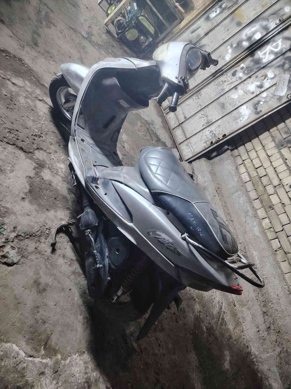 سلام عليكم ورحمة الله وبركاتة دراجه ماكس منغولي سرعتها ١٢٠ البيع دراجه شغاله سلف وهند ر مكينه ناعمه  شلعه معدل ختم واحد ويه مكينه كهربايات كله شغاله  مكان بغداد حي الكوفه مقابل ام الكبر شارع صوره  السعر ٥٥٠ وبيها مجال الطيبين    رقم مبايل *********** شراي خابر
