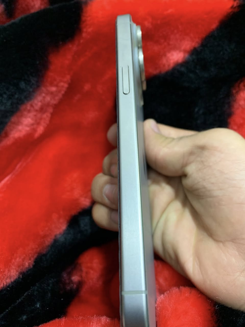 السلام عليكم 
ايفون 15برو ماكس مع الكارتونه  📱 

جهاز نضيف وضع الشركه ممفتوح 
ذاكره 256
بطاريه 85🔋
عنوان بغداد :المنصور 
السعررر950الف💸
***********
