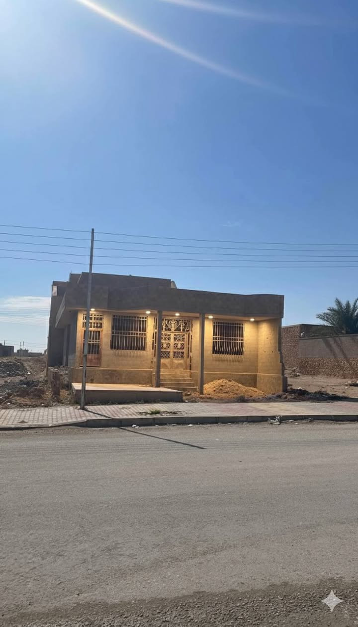 🛑🛑🛑🛑بسم الله الرحمن الرحيم🛑🛑🛑🛑

🏠 دار للبيع بمواصفات هندسية راقية - حي الشيخ حديد 🏠
فرصة مميزة لامتلاك منزل يجمع بين المساحة الواسعة ومتانة البناء العالية، يقع في أحد أكثر المواقع حيوية وهدوءاً.
📍 الموقع الاستراتيجي:
 * المنطقة: الشيخ حديد.
 * الموقع: الشارع الرابط للطريق الحولي (موقع حيوي وسهل الوصول).
 * المعلم القريب: بالقرب من المدرسة المركزية النموذجية الجديدة.
📐 المساحة والتصميم:
 * المساحة الكلية: 300 متر مربع.
 * الواجهة: 12.5 متر (إطلالة واسعة على شارع بعرض 20 متر).
🏗️ تفاصيل البناء (جودة VIP):
تم بناء الدار بعناية فائقة وباستخدام أفضل المواد الإنشائية:
 * الهيكل: صب رباطات أرضية بنوعية ممتازة جداً.
 * الجدران: بناء بلوك خاص VIP.
 * التفاصيل: أبواب وشبابيك حديد (كرستة ثقيل جداً)، مع منظومة منهولة كاملة (بناء صب).
 * الارتفاع: البيت مرتفع عن مستوى الشارع لضمان الخصوصية والحماية.
🏠 التقسيم الداخلي:
 * غرفة استقبال: (6*4) م.
 * صالة داخلية مفتوحة: (10*4) م، بتصميم عصري يضم درجاً دواراً.
 * مطبخ واسع: (6*4) م.
 * غرف النوم: (عدد 2) بمساحة (5*4) م لكل غرفة.
 * المرافق: مجمع حمامات داخلية متكامل.
 * الطابق الثاني: بيتونة كبيرة جداً توفر مساحة إضافية واسعة.
📞 للاستفسار والتواصل:***********
يرجى مراسلة الصفحة حصراً للحصول على السعر وبقية التفاصيل.
اذا كنت لاترغب في الشراء لاتتصل لطفا🌹
