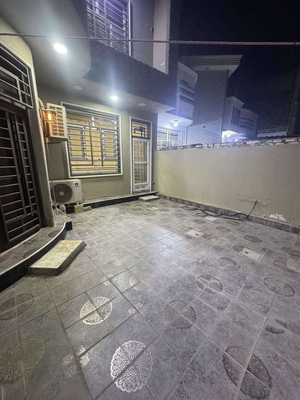 ⁨ 🏠.دار لبيع طابو زراعي سند 25 تقسيم حسين مارينا موقع مميز ارضية مرمر  📍 🏠

. ((((🏢🏢🏢🏢 🧿🧿🧿)))) ⭕

الموقع/ حي الصحة شارع مطعم ابو صفاء يبعد 130 م عن شارع حله بغداد 📍📍

 
المساحـــة الكليه / 185 الواجهة 9 عرض الشارع 8 تبليط 

التفاصيل // الطابق الارضي  غرفتة نوم صاله مطبخ صحيات عدد 2 هول كراج 

الطابق الثاني / غرفتين نوم صحيات بيتونه 
 

السعر :  ***********  محمد الجنابي المدهش للعقارات

 
 
  شوارع نظاميه  تتوافر كافة الخدمات ماء كهرباء تبليط 

للمزيـــــد من الاستفســــــار مراسلــة الصفحــة او زيارة #شركة المدهش للعقارات والمقاولات 📍📍 
الكائن في الحلــــة - شــــــــارع بغداد قرب مدينة العاب المدهش فرع مطعم ابو صفاء الاول فرع الجسر المشاة  او الاتصــــــال علــــى

 ☎️***********_*********** ☎️
 متوفــــــر واتساب
💢لمــــــن يــــــرغب فــــــي عــــــرض عقاره طابــــــو صــــــرف او زراعــــــي او تجــــــاري يرجــــــى مراســــــلتنا 💢
#شركة _المدهش للعقارات والمقاولات⁩
