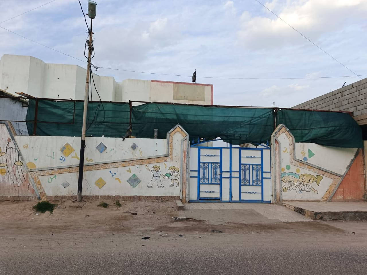 أسعد ألله أوقاتكم بكل خير🌹
الاتصال ***********
🔊 أعلان عرض أليوم أروع مايكون وبسعر جدن مناسب ♦️

أرض مع دار سكن طابقين 
ألمساحه الكليه ( نصف دونم )
على شارع تبليط مباشرةً  ( واجه لارض على شارع 23 متر من ضمن محل أسواق ) 

تحتوي على دار سكن مساحة البناء 350 م
أرض مزروعه وكامله ومرتبه
على نهر جاري
جميع الخدمات متوفره ⚡

محتويات الدار ⬇️
كراج واسع + ديوان  + صاله طابق ارضي وصاله طابق ثاني + عدد غرف نوم 9 غرف + مطبخ وصحيات خارجي داخلي 

والبيت شقل درجه أولى ومشتقلينه ازوكام
نوع العقار : طابو ملك صرف تحويل سهم بأسم المشتري
العنوان : البصره أبي الخصيب باب عباس 

كل هاذ بسعر 240 مليون وقابل تفاوض سعره جدن مناسب 
الاتصال ***********
