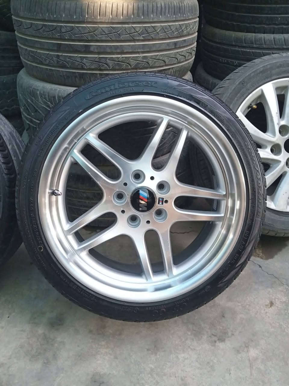 تاقم تایە و ویلی ئێم 18 دوو سایز بەشەرتی هەموو شتێک
تایەکانی زۆر جوانن و قیاسی سپۆرتی لە سەرە
بۆ گۆرینەوە لە  سلێمانیم
***********
***********
