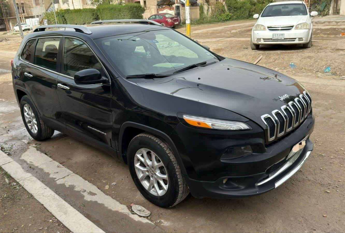 السلام عليكم اخوان مكلف بالنشر 
جيب شيروكي بزون ٢٠١٨ 
ضررها الباب الخلفي الجنطة كما موضح بلصوره بدون دواخل ولا ايرباك وبالعراق باب السايق و الوراه بصمة محرك ٢٤٠٠ كير ٩ نمر مكفول صدر جديد كهربائيات كلها شغاله وعلى البلاد بجم كبس 
مكانها بغداد حي الجامعة او حي الخضراء شارع البصرة 
للاتصال *********** 

رقم بغداد مشروع وطني
السعر ١٢٥ ورقه وبيها مجال حك الجيه
