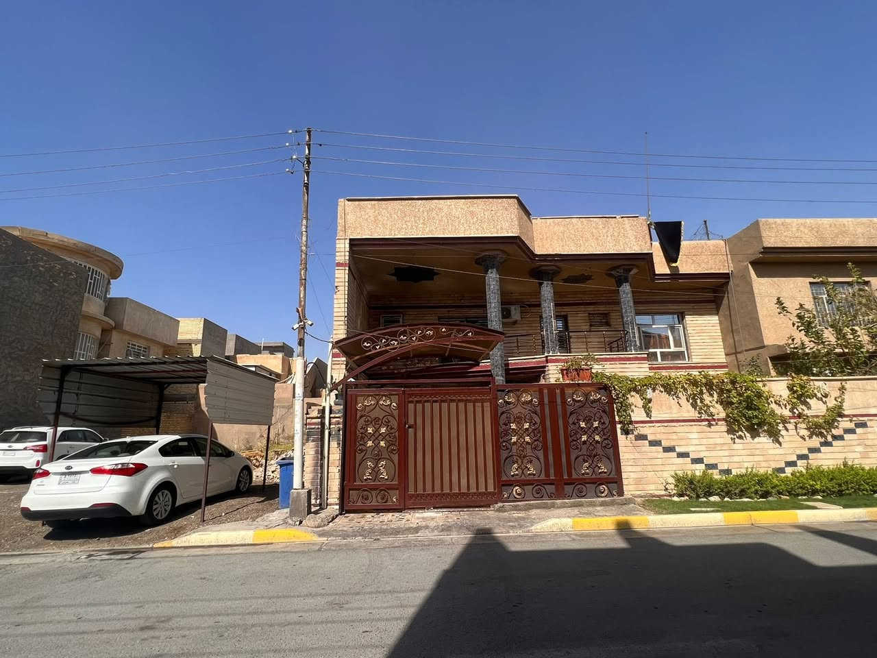 واجهه ١٠ 
نزال ٢٥ 
مساحة ٢٥٠ متر 

ملك طابو صرف 
عدد الغرف ٤ غرف مع مخزن يصلح غرفة 
عدد الحمامات ٤ 
سطح عدد ٢ كبير وصغير 
منور عدد٢ 
حديقة مع كراج يتسع سياره 
يحتوي على حولي وصالة خطار 
مطبخ مؤثث كامل تركي
الطابق الارضي يحتوي على (مطبخ حولي صاله  خطار  مع حمام ،سويت مع حمام مع غرفه اضافية ) 
الطابق الثاني  يحتوي غرف عدد٢ مع حمام مع مخزن وسطح صغير وصالة كبيرة ) 
الطابق الاخير ( بيتونه  مع  سطح )

الاستفسار على الرقم التالي 
***********
