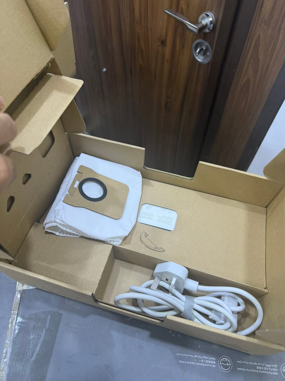 X10 Xiaomi بالكارتون غير مستخدم
يعتبر من أفضل المكانس الروبوتية بالفئة المتوسطة، خصوصًا إذا تريد جهاز يكنس ويمسح الأرضية مع محطة تفريغ تلقائي للغبار.  

أهم المواصفات:

* قوة شفط تصل إلى 4000 باسكال.
* نظام ملاحة ليزري LDS لرسم خريطة المنزل بدقة.
* كنس ومسح 2 في 1.
* محطة تفريغ تلقائي للغبار (Auto-Empty Dock).
* بطارية 5200mAh تكفي حتى حوالي 180 دقيقة عمل.
* التحكم الكامل من تطبيق Xiaomi Home.  

المميزات

✅ ملاحة دقيقة جدًا وما يضيع بالغرف.
✅ مناسب للبيوت الكبيرة.
✅ محطة التفريغ تقلل الحاجة لتفريغ الحاوية يوميًا.
✅ أداء ممتاز على السيراميك والباركيه
السعر 250 الف


**إذا كنت صاحب هذا الإعلان وتريد حذفه لأي سبب، رجاءا أرسل رسالة إلى الدعم الفني**