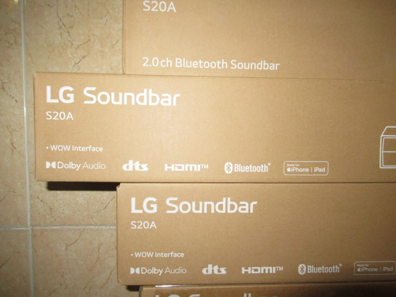 ·
ساوندبار  LG جديد من شركه خوشناو اربيل  LG Soundbar S20A 
 نظام الصوت:
• 2.0 Channel (قناتين ستيريو)
 القدرة الصوتية (Wattage):
• 50 واط RMS
صوت قوي وواضح أعلى بكثير من سماعات التلفزيون العادية
 تقنيات الصوت:
• Dolby Audio – صوت سينمائي غني
• DTS – تفاصيل أوضح وتجربة أكثر واقعية
 الاتصال والمنافذ:
• HDMI (ARC) – صوت عالي الجودة وتحكم سهل
• Optical Input
• Bluetooth – تشغيل موسيقى لاسلكيًا من الهاتف أو التابلت
 التحكم الذكي:
• WOW Interface – تحكم مباشر من تلفزيونات LG المتوافقة
• ريموت كنترول مرفق
 التصميم:
• تصميم أنيق وعصري
• حجم مدمج يناسب غرفة المعيشة أو النوم
• إمكانية وضعه على الطاولة أو أمام التلفزيون
 سهولة الاستخدام:
• Plug & Play
• تركيب سريع بدون إعدادات معقدة
حوّل تجربة المشاهدة في بيتك إلى تجربة سينمائية مع ساوندبار LG S20A، أداء ممتاز، صوت واضح، وتصميم عصري يناسب كل مكان 
السعر مفرد 100 الف 
يوجد توصيل أربيل, العراق


**إذا كنت صاحب هذا الإعلان وتريد حذفه لأي سبب، رجاءا أرسل رسالة إلى الدعم الفني**