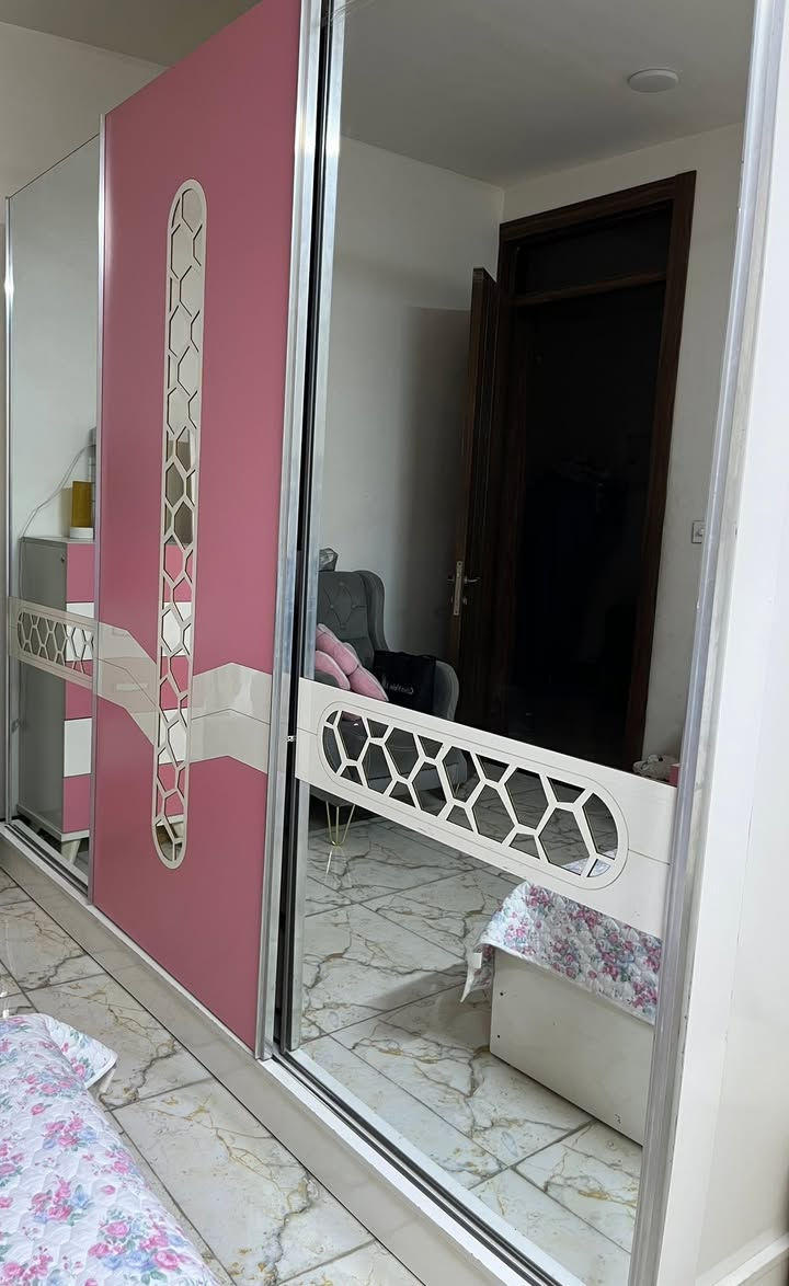 غرفه نوم ٧ قطع تركي 
سرير خزن عرض مع الكومديات مترين ونص ونزال مترين 
الكنتور ابواب سلايت عرض مترين ونص ارتفاع مترين و٢٠ العمق ٧٠ السعر ٧٥٠ 
الموقع بغداد


**إذا كنت صاحب هذا الإعلان وتريد حذفه لأي سبب، رجاءا أرسل رسالة إلى الدعم الفني**
