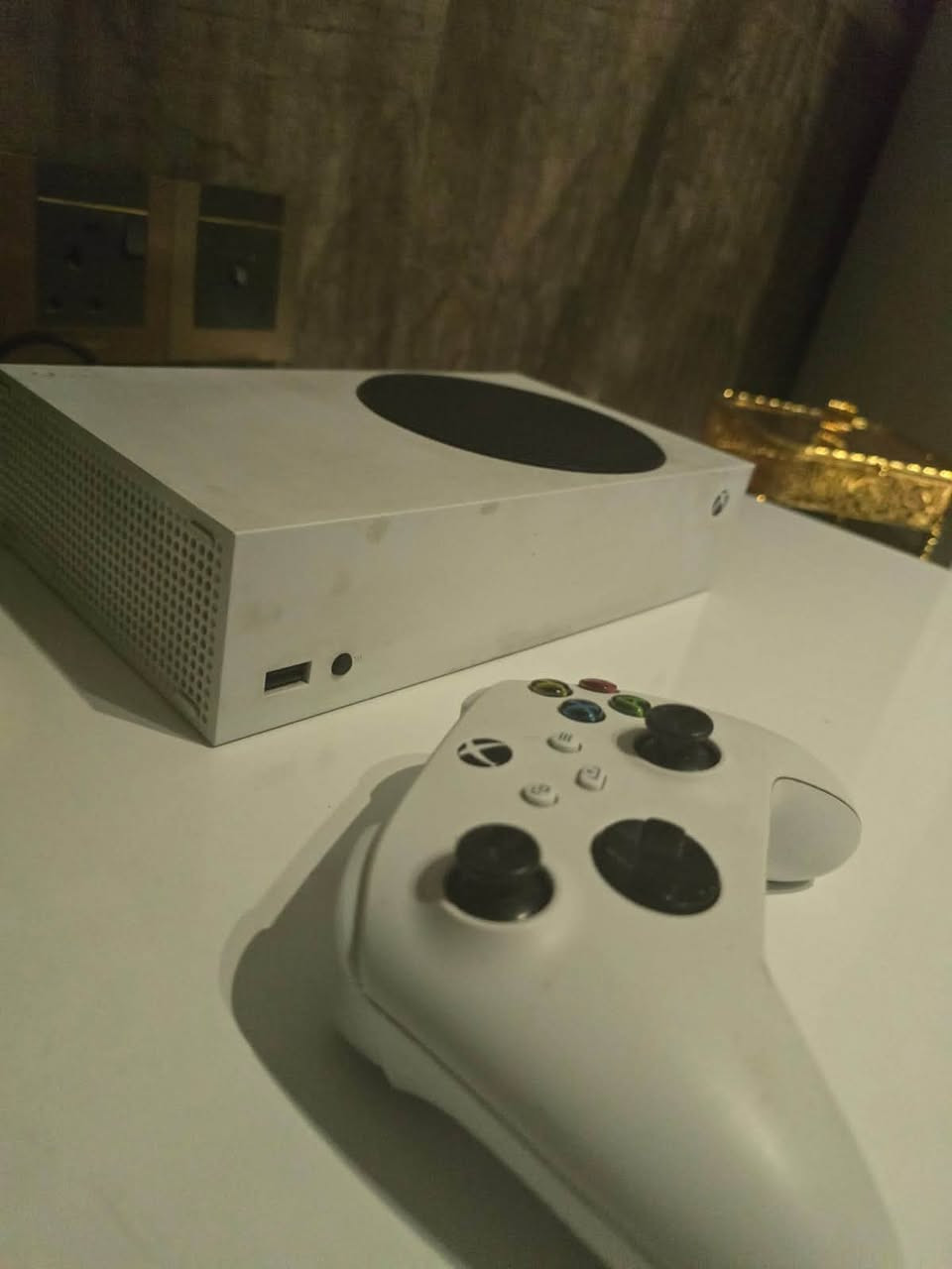 اكس بوكس سيرس اس مستعمل ما مفتوح ولا داخل صيانه ذاكره 512 يجي ويه يده وحده وملحقاته كامله والكارتونه السعر 390 وقابل للتفاوض  الموقع بغداد جديده  الجهاز نضيف كلش.


**إذا كنت صاحب هذا الإعلان وتريد حذفه لأي سبب، رجاءا أرسل رسالة إلى الدعم الفني**