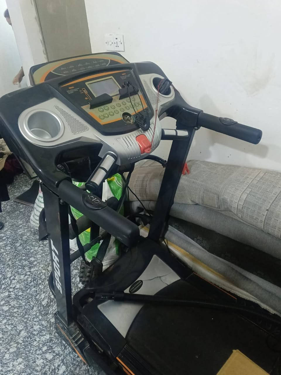 جهاز جري 🏃للبيع يحتوي على جهاز لتنشيف دهون البطن السعر خاص او الاتصال على الرقم ***********
