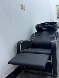 مغسلة حلاقة • نظيفة • ماء حار بارد