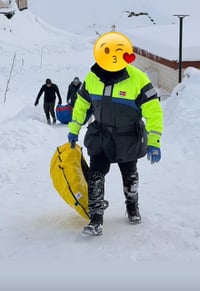 ملابس ملبوسة مرة واحدة .. للتخيم بالثلج بدون اي ضرر ..  ماركات اصلية  ...