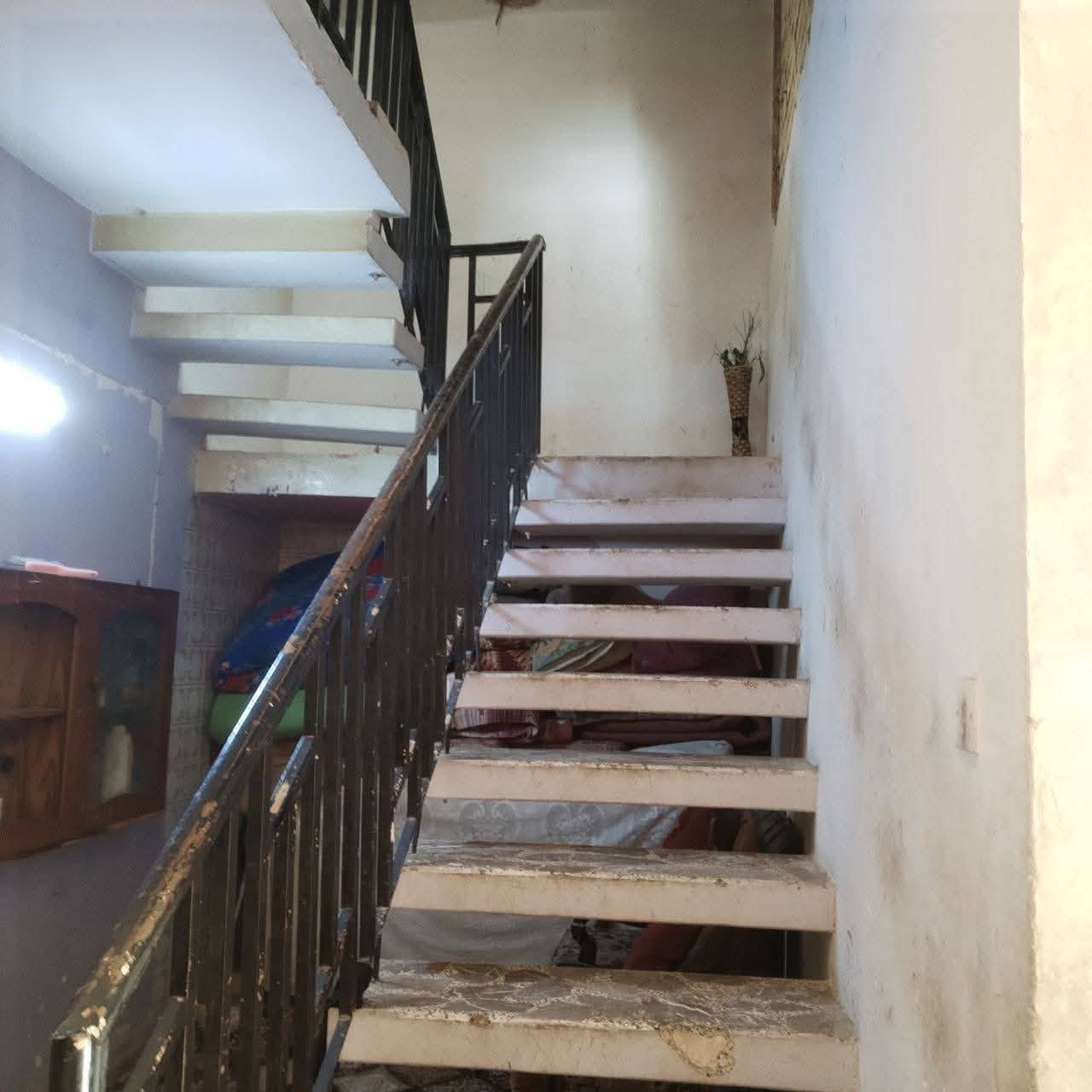 السلام عليكم بيت للبيع مساحة 150متر واجهة 8يحتوي على 4غرفة نوم وصالةومطبخ وخدمات  طابق الارضي كامل طابق الثاني نقصة ابياض وارضيات تستلم كامل موقع ممتاز شرطة الخامسة خلف افران الساعدي الاستفسار على هذا الرقم ***********
