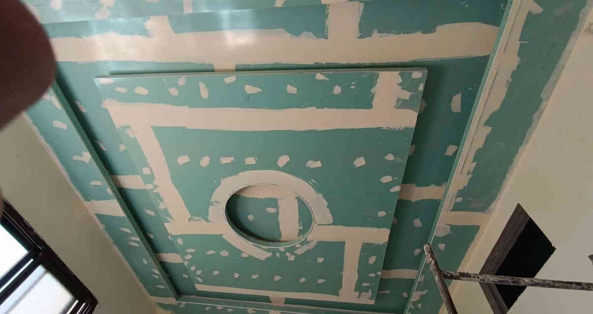 عمل جميع الديكورات وانواع الاصباغ الحديثة داخل وخارجي بأسعار مناسبة استفسار ***********
