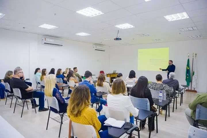 🇫🇷 عروض شهر يناير 2026 – دورة محادثة اللغة الفرنسية 🗣️
طوّر قدرتك على التحدث بالفرنسية بثقة وبطريقة عملية، وابدأ رحلتك مع لغة جديدة بأسلوب تفاعلي يركز على الكلام من أول حصة
نعلن عن عروض شهرية خاصة لكل من يرغب بتقوية مهارة المحادثة باللغة الفرنسية، حيث تعتمد الدورة بشكل أساسي على التطبيق العملي والتواصل المباشر دون تعقيد

📘 دورة محادثة فرنسي أونلاين
(عبر Google Meet)

🔹 ماذا ستتعلم في هذه الدورة؟

التحدث باللغة الفرنسية منذ اليوم الأول🏅
بناء الثقة أثناء الحوار والنقاش🥇
تحسين النطق وسرعة الاستجابة🥈
استخدام الفرنسية في الحياة اليومية والعمل🎖️
كسر حاجز الخجل والتردد أثناء الكلام✨
👩🏻‍🏫
تدريس مباشر مع اساتذه. متخصصين 
⭐ خبرة تعليمية تتجاوز 35 سنة
👥 مجموعات محدودة لضمان مشاركة فعّالة لكل متدرب
🕒 أوقات مرنة تناسب الطلبة والموظفين
🎯 الدورة مناسبة لـ:
الطلبة
الموظفين
الخريجين
أي شخص يرغب بالتحدث بالفرنسية بطلاقة وثقة

🔥 عروض وخصومات شهرية مستمرة
⚠️ المقاعد محدودة والتسجيل حسب الأسبقية

📩 للاستفسار والتسجيل، أرسل رسالة الآن
📲 أو تواصل عبر واتساب:
+964 750 544 8548
✨ اجعل كل شهر خطوة جديدة نحو إتقان المحادثة باللغة الفرنسية
================
#دورة_محادثة_فرنسي
#FrenchSpeaking
#ParlerFrançais
#تعلم_اللغة_الفرنسية
#تعليم_اونلاين
#خصومات_شهر_يناير
