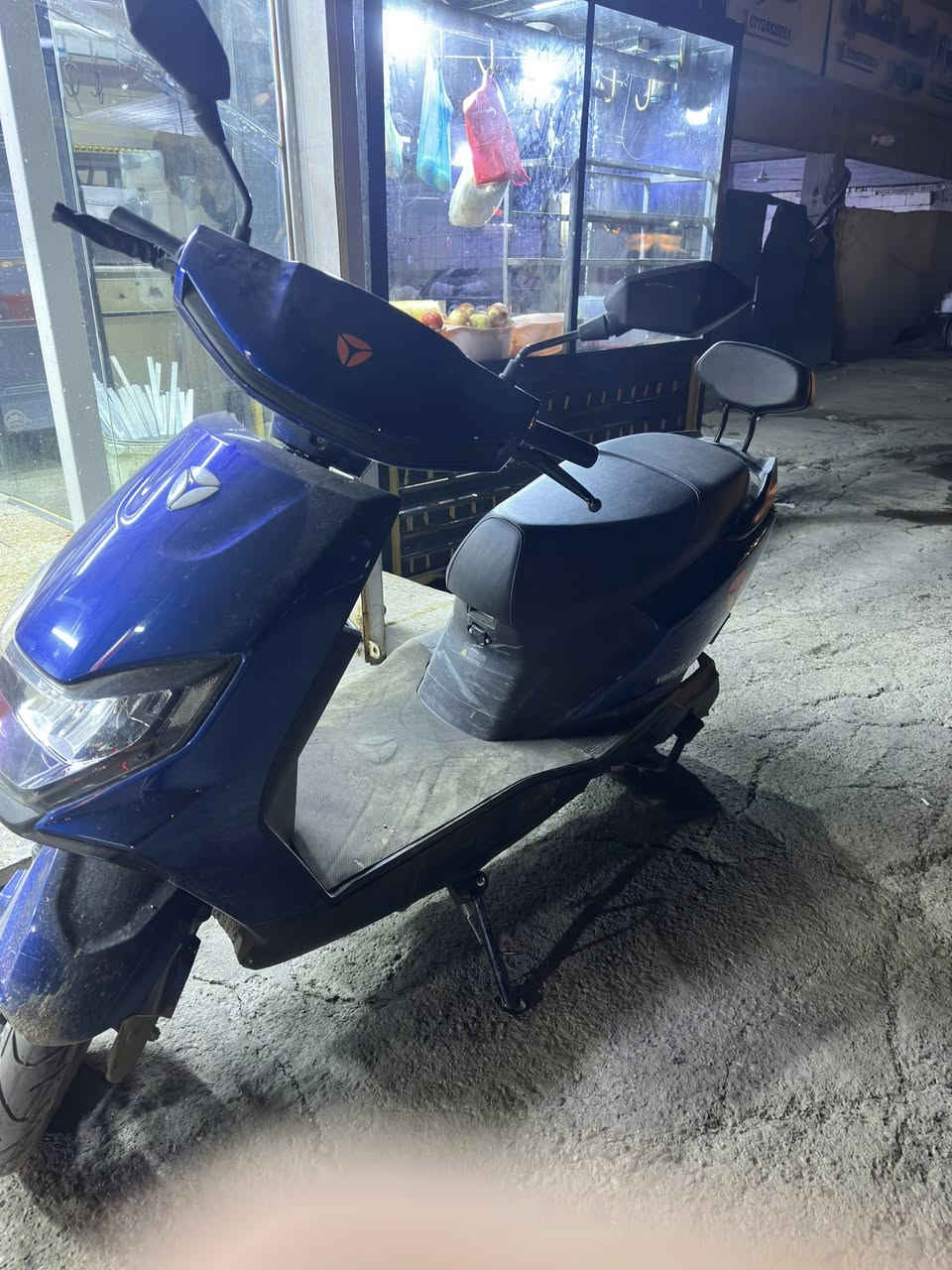 دراجه شحن نوع ياديا rn
مواصفاتها

سرعتها 50

6 بطاريات مسطره تمشيك من55 كيلو لل60 كيلو مسافه 

ضمان سنتين على البطاريات وسنه على الملف والكهربائيات 

مكاني الدوره شارع ليمونه 

قفط الهلال الخلفي مكسور 
رايدها 
700 الف وبيها مجال حك الجيه  

***********
