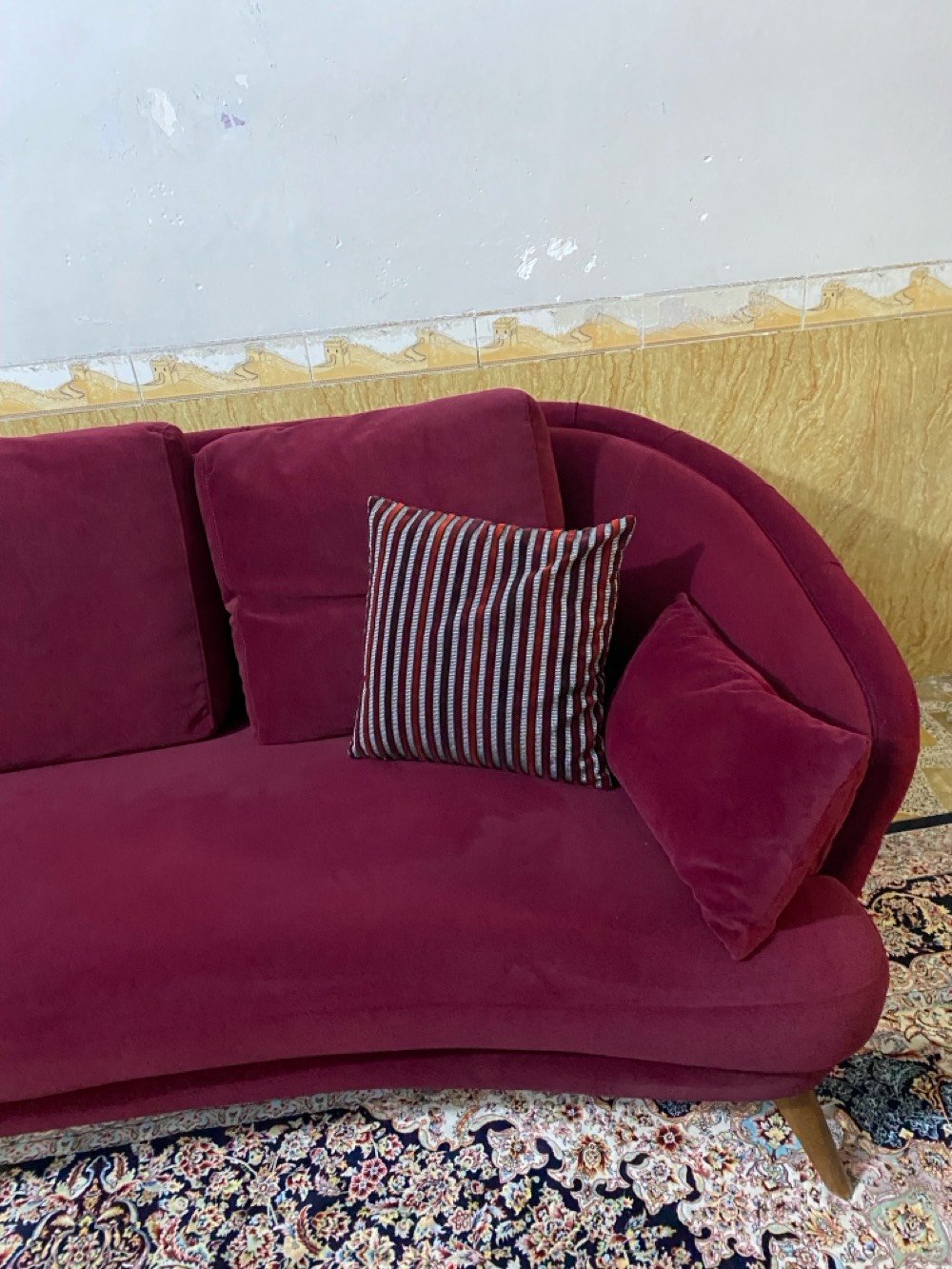 ‎تخم استقبال تركي قماشه مخمل لونه (قنفة بيجي وقنفة وكرسيين صغار لونهم ماروني )  استخدام قليل ماخذته     ب٣مليون ونص اريده بمليون وربع وبي مجال بسيط 
‎نظيف جدا ماعدا كرسي واحد جانبي بي ضرر بسيط بس من فوك بسبب مبيد حشرات صار عليه 
‎خامته كلش حلوة والارجل مالته خشب يعني كلش متين 
 ‎الكوشات الكبار مالته متحركة مكاني بابل
شنو عدد القطع بالضبط؟ وهل هاي قنفه مفردة لو ضمن طقم كامل؟: 
طقم كامل ٨ مقاعد 
الحالة شنو بالضبط: جديدة لو مستعملة؟ وإذا مستعملة شكد مدة الاستخدام؟: 
مستخدمة قليل جدا وخشب زان متين 
هل بيها أي عيوب أو خدوش أو تهريب/تمزق بالقماش أو بالإطار؟: 
بيها عيب بسيط جدا اثر مادة مبيد حشرات ع الكرسي المفرد 
وين موقعك بالضبط، وهل التوصيل متوفر لو الاستلام من المكان؟: 
بابل /قضاء القاسم /ممكن نرتب وية شركة توصيل 