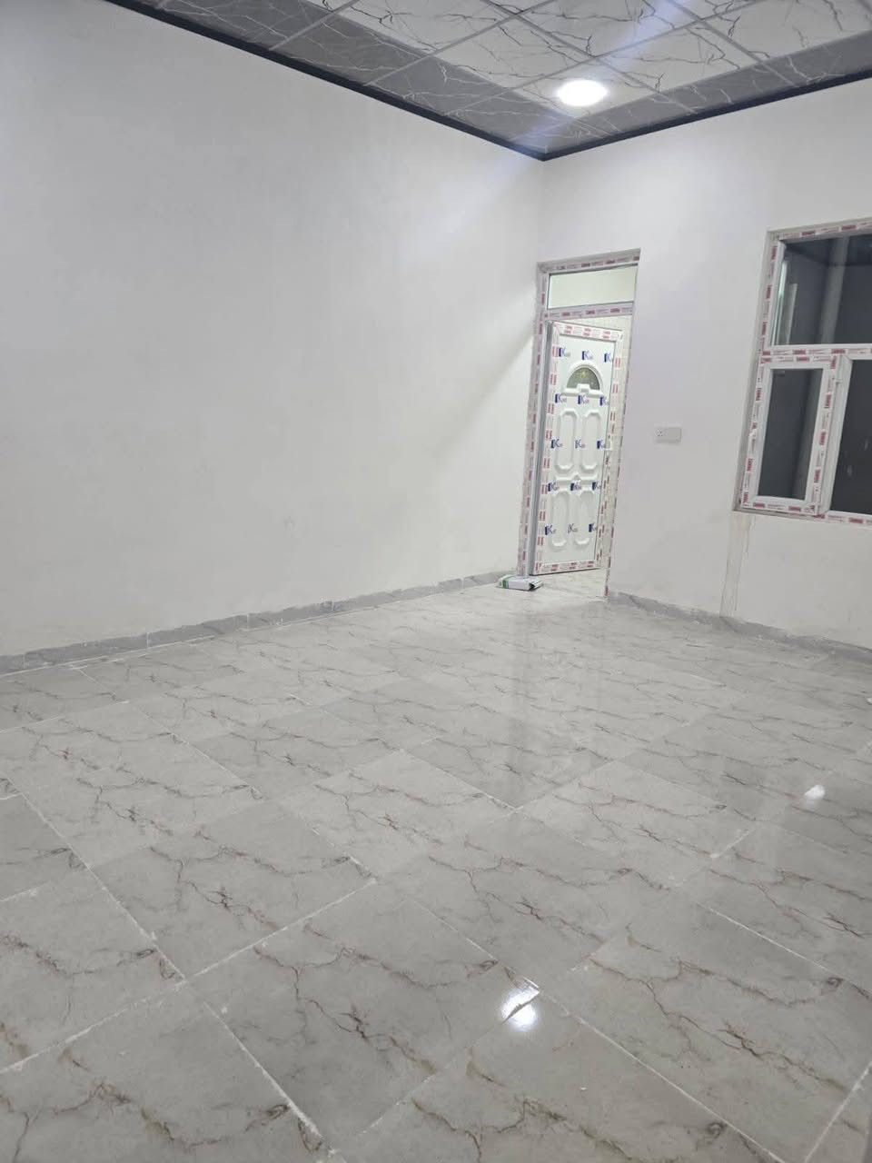 دار للايجار  أرضي مساحه 160م حي الفلاح الثانيه بل قرب من جامع الكوثر 
غرفتين 5×4
+ استقبال 
+مطبخ
+سويت داخلي
+ حمام
+ هول 
+ حوش 
للتواصل ***********
واتساب
