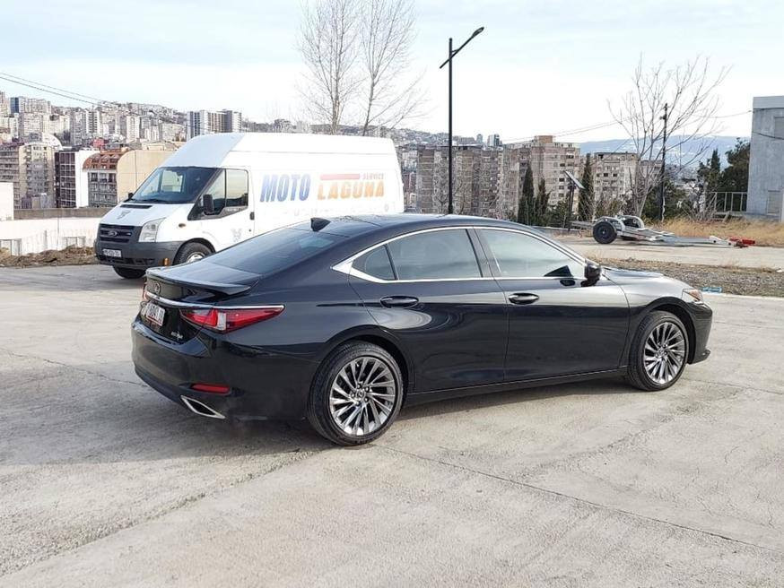 السيارة للبيع من جورجيا تبليسي العاصمة الجورجية 🇬🇪
لكزس ES 350 موديل ٢٠٢٥، سعة ٣.٥ لتر
المسافة المقطوعة: ٢٣٠٠ كم / ١٤٣٨ ميل 

المعروضة بالسعر جورجيا 227ورقة 

السيارة بحالة ممتازة.. يمكنك معاينتها في أي مكان.. مزودة بكاميرا بانورامية، وعداد سرعة عرضي، ونظام رؤية ٣٦٠ درجة، 

الهيكل النوع: سيدان، الحالة: جديدة، نوع المحرك: بنزين، سعة المحرك: 3.5 لتر، الدفع: خلفي، عدد الأبواب: 4/5، عدد المقاعد: 4-5، اللون الخارجي: أسود

فتحة سقف، ناقل الحركة: أوتوماتيكي، عجلة القيادة: يسار، نظام هيدروليكي، نظام منع انغلاق المكابح (ABS)، نظام التحكم الإلكتروني بالثبات (ESP)، أكثر من 6 وسائد هوائية، قفل مركزي، نظام إنذار، مانع تشغيل المحرك، نوافذ كهربائية، مقاعد جلدية، مقاعد مدفأة، مكيف هواء، نظام تحكم مناخي ثنائي المناطق، الخامة: جلد، اللون الداخلي: أسود، مساعد ركن السيارة، نظام ملاحة، كمبيوتر رحلات، مثبت سرعة، عجلات معدنية، مصابيح زينون أمامية، عدد الأسطوانات: 6، كاميرا خلفية


**إذا كنت صاحب هذا الإعلان وتريد حذفه لأي سبب، رجاءا أرسل رسالة إلى الدعم الفني**