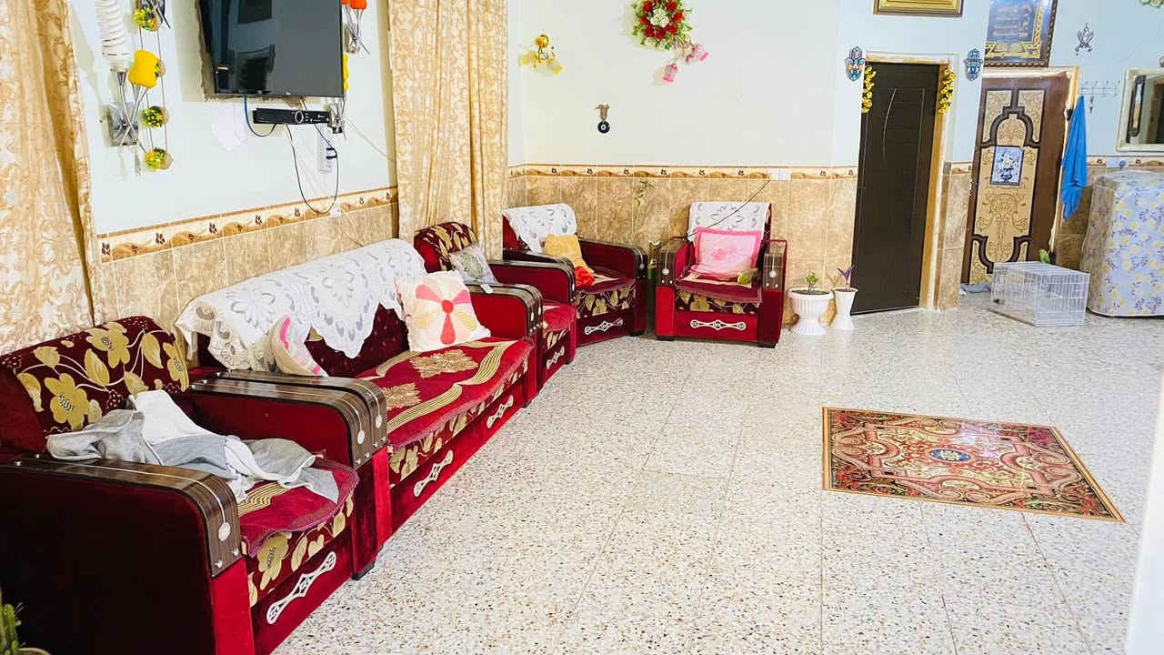 سلام عليكم دار للبيع مساحه 275) طابو صرف يحتوي على ٣ غرف نوم ومطبخ  صحيات داخل وخارج استقبال خرجي طابقين عنوان قرب مصرف رشيد الولايه ***********
