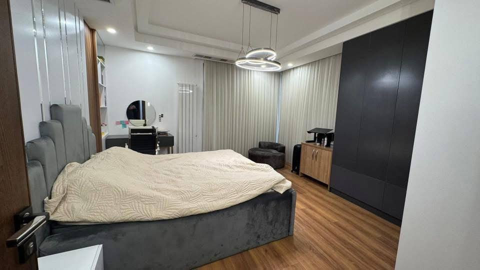 🏡 بيت للبيع 

📍 المساحة: 357 متر

يقدّم هذا البيت الفاخر مزيجاً مثالياً من الراحة، الفخامة، والخدمات الحديثة، جاهز للسكن ومؤثث بالكامل.
السعر   40دفتر بي مجال.    فلا
✨ المواصفات:
 • 🛏 4 غرف نوم سويت
 • 🔥 نظام شوفاج متكامل للتدفئة
 • 🔌 سستم غاز مركزي
 • 🧹 مكنسة مركزية
 • ☀️ طاقة شمسية فعّالة
 • 🏊 مسبح خاص
 • ساونا 
•مدفئة 
• 🛋 البيت مؤثث بالكامل

🏡 منزل جاهز للسكن فوراً، بتصميم أنيق وتشطيب عالي الجودة، ومثالي

للاستفسار:-
***********
***********
 واتساب زيدان
