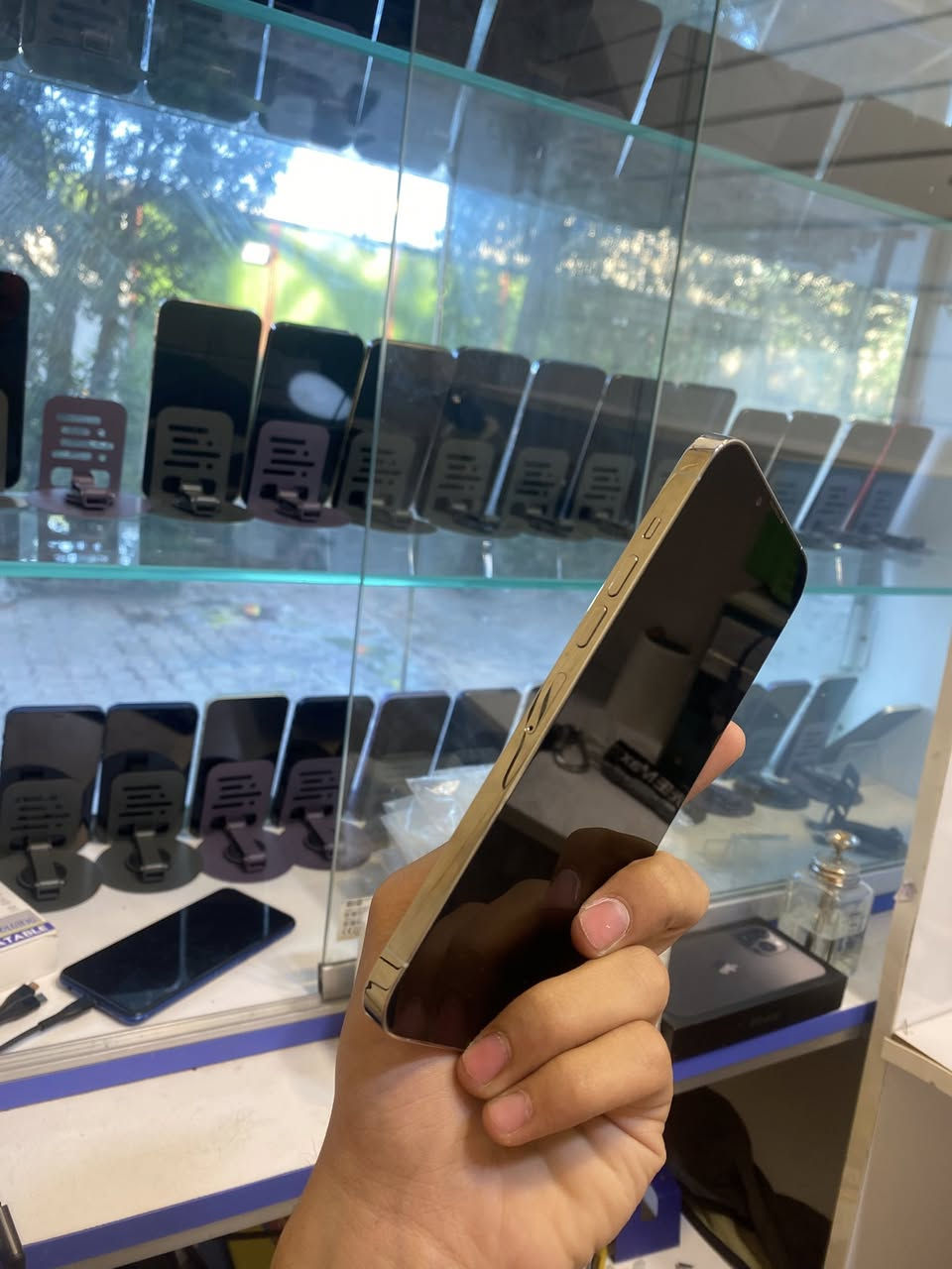 13بروماكس ذاكره 128 بطاريه 92 جهاز كفاله عامه اشعار قطعه اصليه من ابل مع ضمان عنوان المحل بغداد رحمانيه الجعيفر سعره (600) قفل سعر ثابت. للتواصل علرقم ***********

