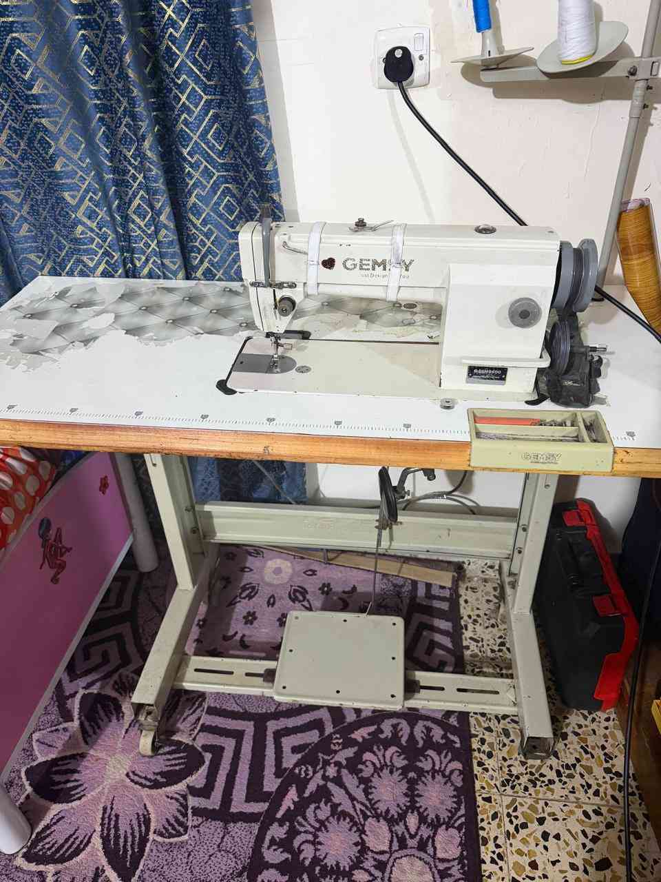 السلام عليكم
للبيـــــع…
ماكنه خياطه نوع جمسي هيه وميزها نضيفه جداا وشغاله مابيها أي نقص ونوعيه جمسي غنيه عن التعريف سعرها 180 وبيها مجال للشراي 
للاستفسار ***********
