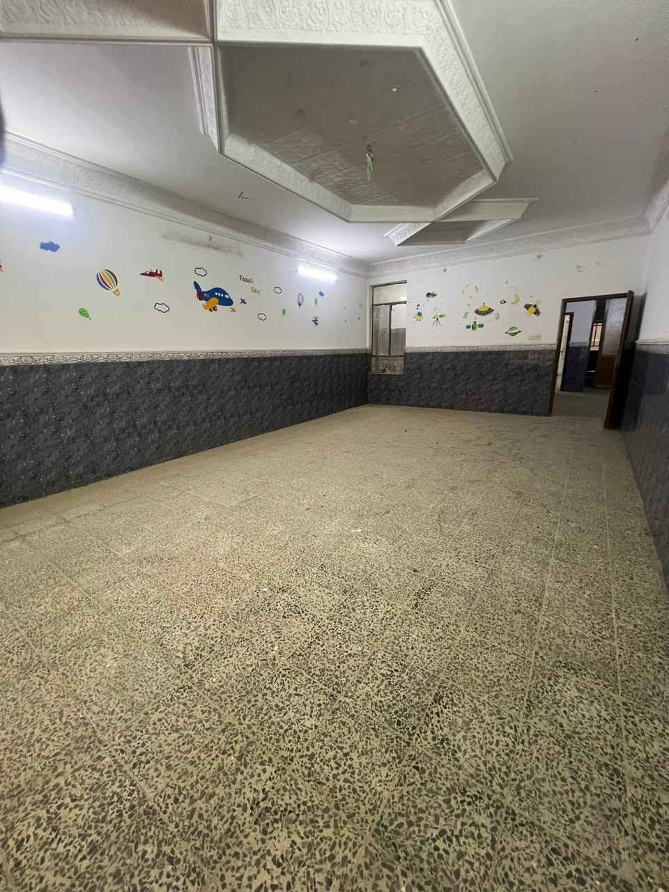 دار للبيع حي الأمير المساحة ٣٣٠متر نضيف طابقين خلف شارع الروان يحتوي على ٤غرفه نوم وصاله واستقبال ومطبخ وصحيات وكراج سيارة سعر المتر ٣ مليون 
***********
حسين الرماحي
