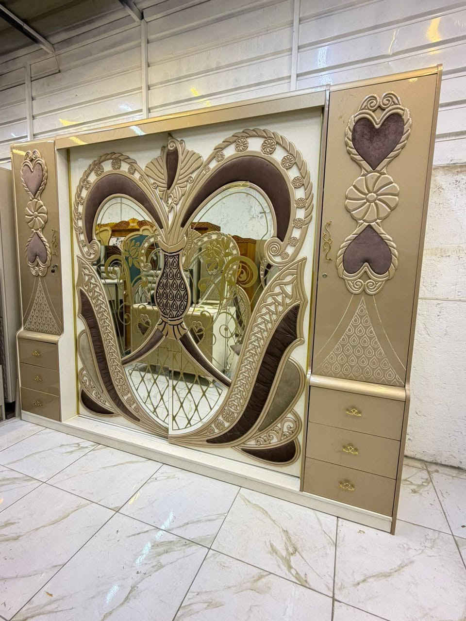 اسلام عليكم اشتريت هاي الغرفه وطلعت جبيره وريد ابيعه لان مصارت بلغرفه ورهمته شلون مجان بلستقبال وريد ابيعه وشتريه وحده اصغر  اي ستفسار الخاص مفتوح او واتساب ***********
