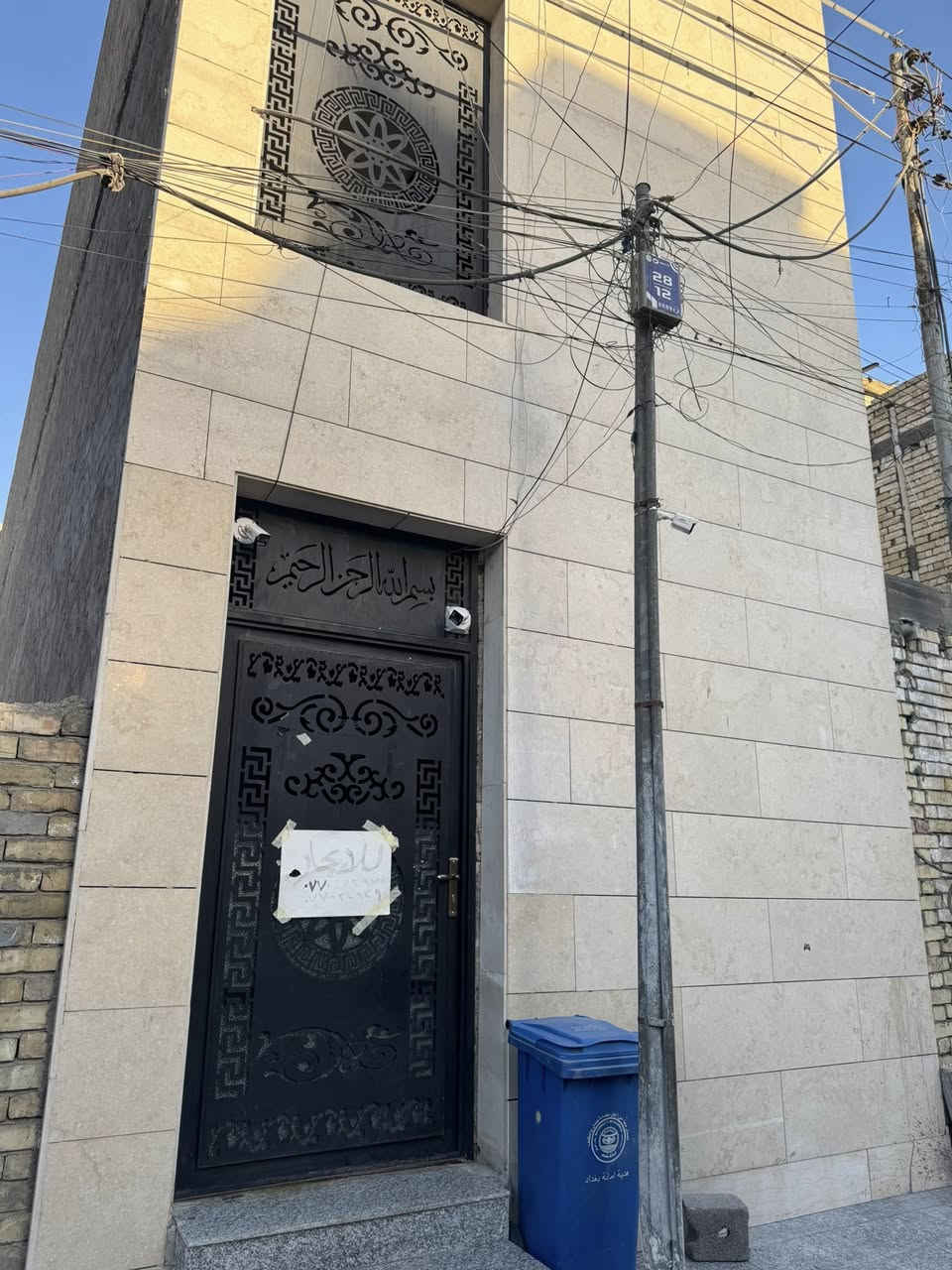 شقة للايجار في منطقة البياع شارع 12بيها غرفتين نوم واستقبل وهول داخلي  مع المطبخ وصحيات مساحة 120 
مكان الشقة قريبه من الشارع العام ثاني بيت من تدخل الشارع من جهة المعارض
طابق الارضي  سعرها 650 الف
طابق الاول  سعرها 550 الف
طابق الثاني 500 الف 
***********
السكن للعوائل فقط بدون احراج
