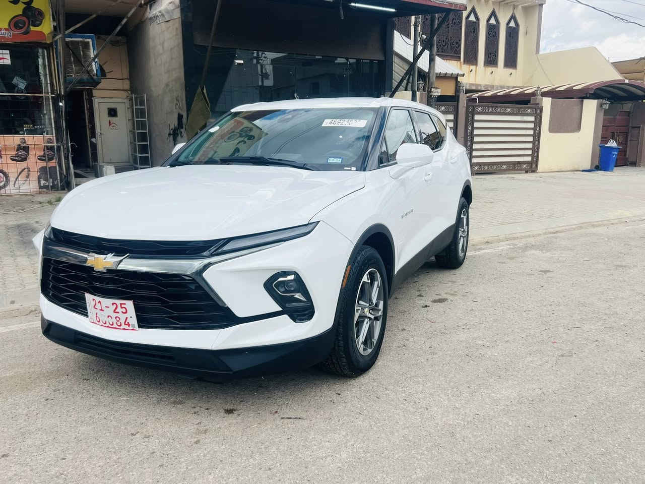 شوفرليت بلايزر2023
سلام عليكم 
بلايزر 2023
لون ابيض
بصمه 
رادارات
كشن كهربائي
شاشه كبيره
تبريد قطعتين 
وباقي المواصفات معروفه 
ضررها فقط تعديل بارد باب السكن 
وقبغ الصندوك بي بارد وشويه ضبغ 
بدون ايرباك بدون دواخل بدون شاصي 
وشرط الترقيم 
السياره جديده بمعنه الكلمه دخول جديد
سعرها 188 وبيها مجال قليل 
رقم المبايل ***********
