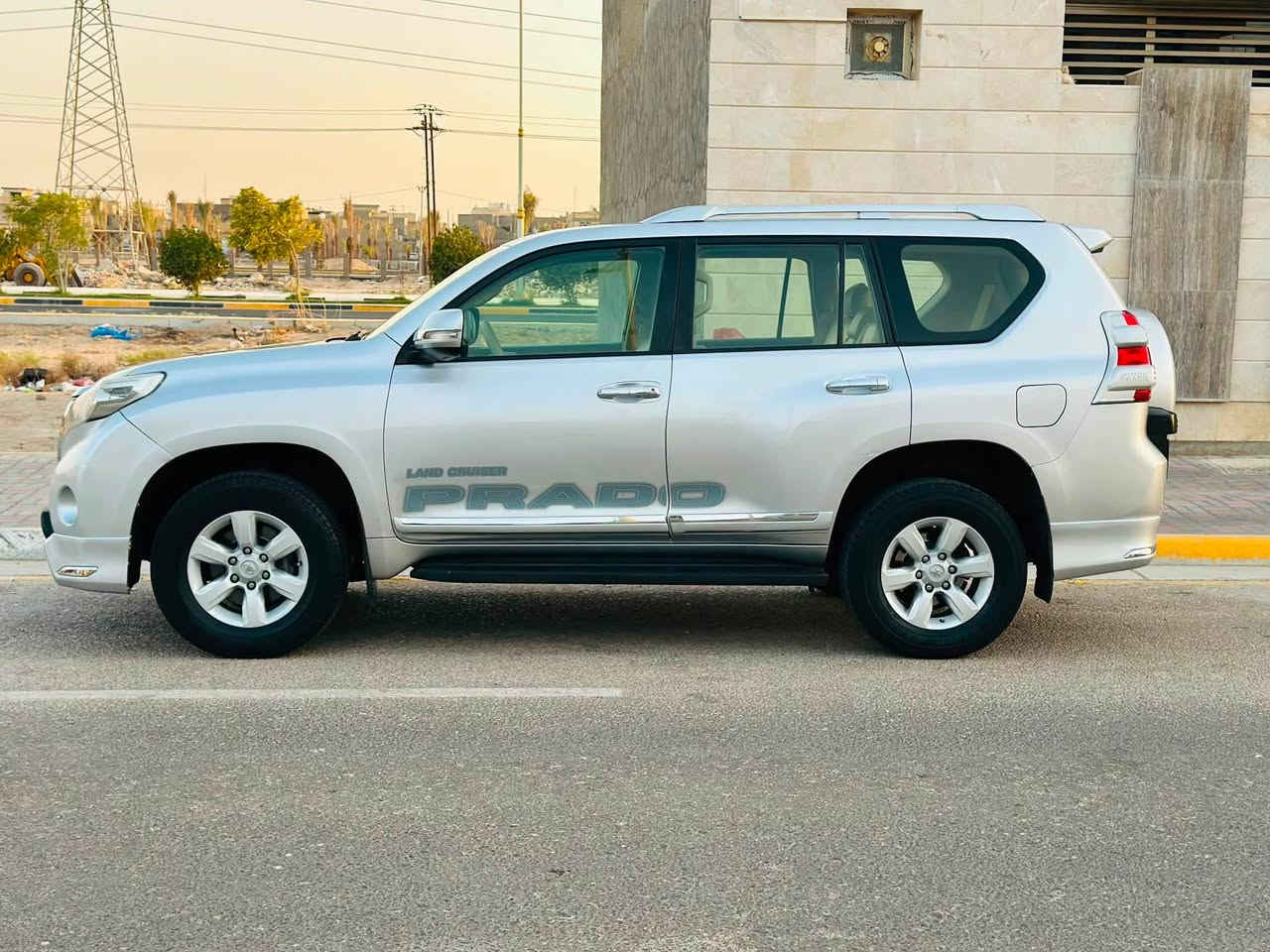برادو خليجي مديل2015 TXL كفاله عامه السعر 267 
بيع فقط بدون مراوس 
للاستفسار ***********
مواصفات دبل تانكي داخل بيجي 6 سلندر ماشيه 150 كم مكينه وكير كفاله من كلشي شرط بعدهن شركه سياره جاهزه من كلشي وما بيه نقص شرط سنويه وهزه جدد مكان السياره كربلاء
