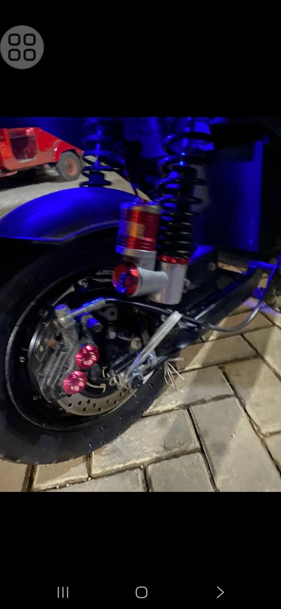 دراجة شحن
١. إشارة لد امامي خلفي 
٢. تاير خلفي جديد 
٣. دسك امامي خلفي 
٤. لايت زنون عالي ناصي 
٥.دبلات غاز 
المكان بغداد مدينة الصدر 
السعر ٤٠٠الف بيهة مجال قليل
***********
