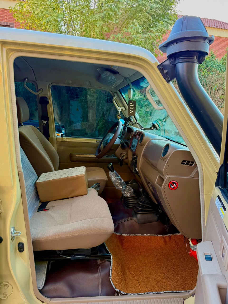 تويتا ميكزه مينى  موديل ٢٠٢٢ 
سفرى شريكه سردار 
٥٨ km هه زار كيلومه تر روشتوه
سه ياره كه زور لوكه 
گيرو مه كينه و كلاچ و عه ينه ى شه ريكه يه 
هه موو گيانى له سه ر ده قى شه ريكه يه
ره قه م و سه نه وى تازه يه 
٤ تاييه ى لوكى له ژيره 

( دوو په له ى بچوك بوياخى هه يه )
باقى گيانى له سه ر شه ريكه يه 
نرخى  ٣٥٥ گه لايه 
گورينه وه ناكه م 
————-
حوثيه موديل ٢٠٢٢
سياره جديد ماشى ٥٨ كيلومتر حقيقى 
بس بى مكانين سبخ اسغير 
دعامى من دعامى بشرت كل على بيلاد
سعرها ٣٥٥ 
*********** السليمانية, العراق
