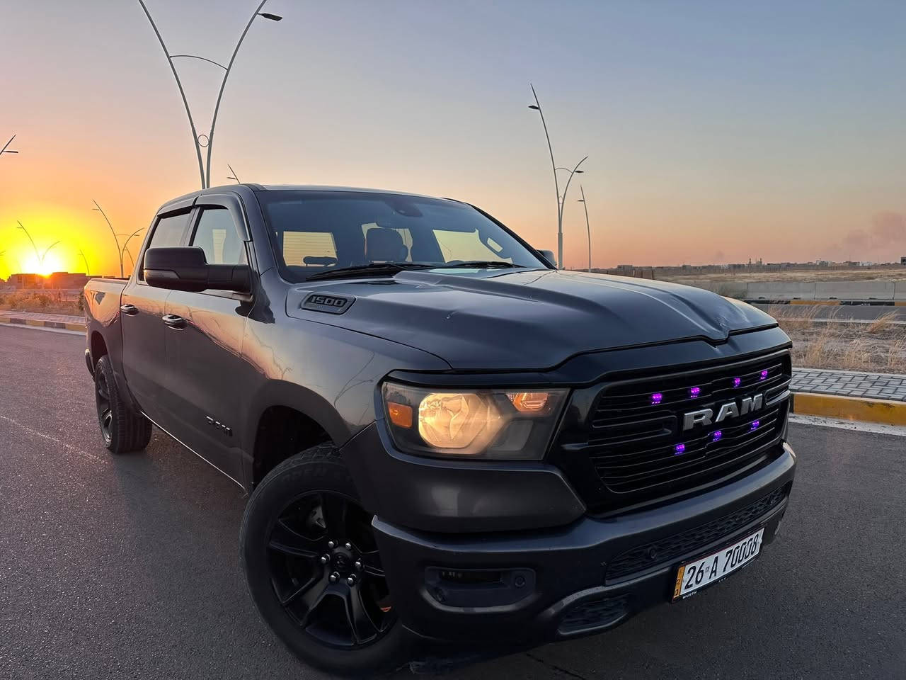 🚘 RAM 1500 LONE STAR 2023 | لون ستار بلاك ✨
الممشى: 38 ألف ميل فقط
المحرك: HEMI eTorque 5.7L
الدفع: رباعي 4x4
البدي: قصير باب طويل (المرغوب)
عليها صوت كزوز طرب مخيف من امريكا
🎩 المواصفات المميزة:
• لون خارجي Star Black الفخم
• داخلية جلد جوزي على عسلي راقية
• تشغيل عن بعد 🔑
• تدفئة مقاعد + تدفئة دركسون
• تعديل كهربائي لدواسات البنزين والبريك
• نظام توقف ذاتي + إطفاء المحرك لتقليل صرف الوقود
• نظام صوت الباين فاخر 22 سماعة + دمّام محيطي 🔊
• كشافات جانبية مع إضاءة ترحيب بالمرايا
• الجامّة الخلفية كهربائية
• شاشة متوسطة الحجم+ حساسات أمامية وخلفية + كاميرا
• تبريد قطعتين
• الصدر (جديد بالكامل) جاهز بالكامل
• بلكات المحرك مبدلة حديثًا وكالة Bush✅
وبعد بيها هواي مواصفات
⚠️ ملاحظة: السيارة حادث جاملغ أيمن وبنيد  فقط بارد، مصلح بشكل نظيف جداً. بدون شواصي
رقم صلاح الدين مميز
📍مكان السياره : سامراء
السعر /335 ورقه
☎️***********
💎 السيارة ناعمة جداً، نظيفة من الداخل والخارج، وجاهزة للنقل فوراً.
