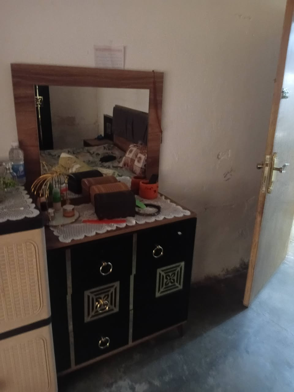 تخم مستعمل مع غرفه اخشاب السعر مليون وبيه مجال الي يحب يستفسر هذا رقمي ***********
