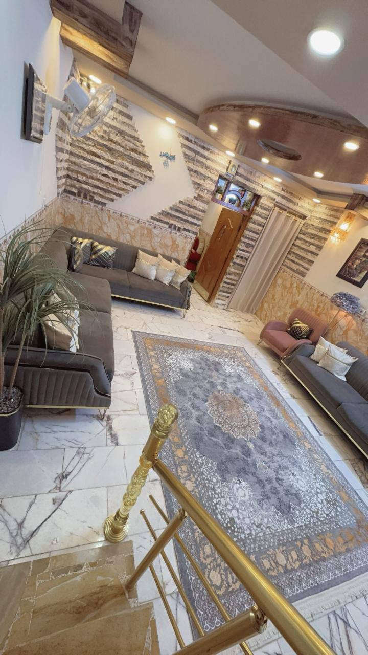 السلام عليكم 
دار للبيع حي الحضارة خلف مدرسة العبير المساحة ١٠٠م 5×20 يتكون من الطابق الأول استقبال وصالة ومطبخ وحمام داخلي وصحيات خارجية وطارمة صغيرة ومنور 
الطابق الثاني غرفتين نوم وغرفة كاملة سقف سندويج 
البناء عگادة والأرضية مرمر والسقوف مغربي للاستفسار ***********
