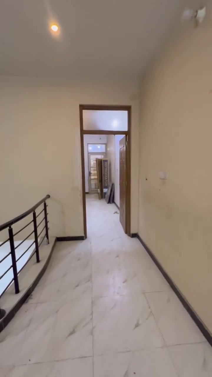 بيت للبيع المساحه110
الموقع سكينه مقابيل بانزين خانه الجبهه 
ثالث فرع عن الشارع العام  يبعد 100متر عن سريع القناه

الطابق الاول يحتوي على استقبال و مطبخ و غرفه نوم وحمامات عدد 2

الطابق الثاني يحتوي على غرفه نوم و صاله و حمام 
و الغرفه الثانيه ماكامله 
السطح مطبگ شتايگر البيت كامل و فارغ تجيب غراظك و تگعد 

السعر خاص 
رقم الهاتف ***********
