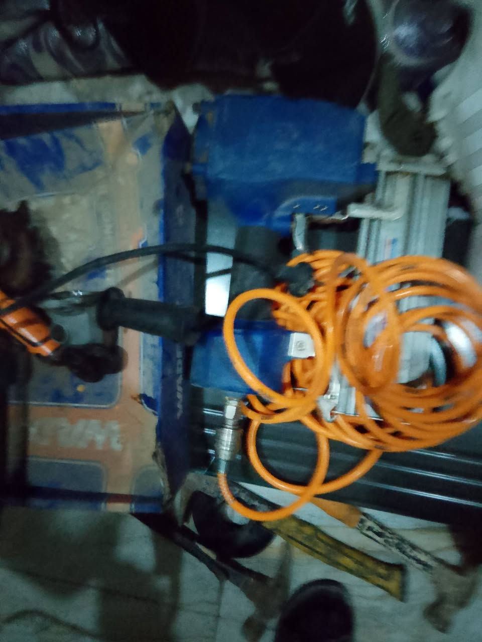 يا الله
كمريسر للبيع معه مسدسات ثنين
معه صوده
بغداد حي نصر شارع جامع 
***********
