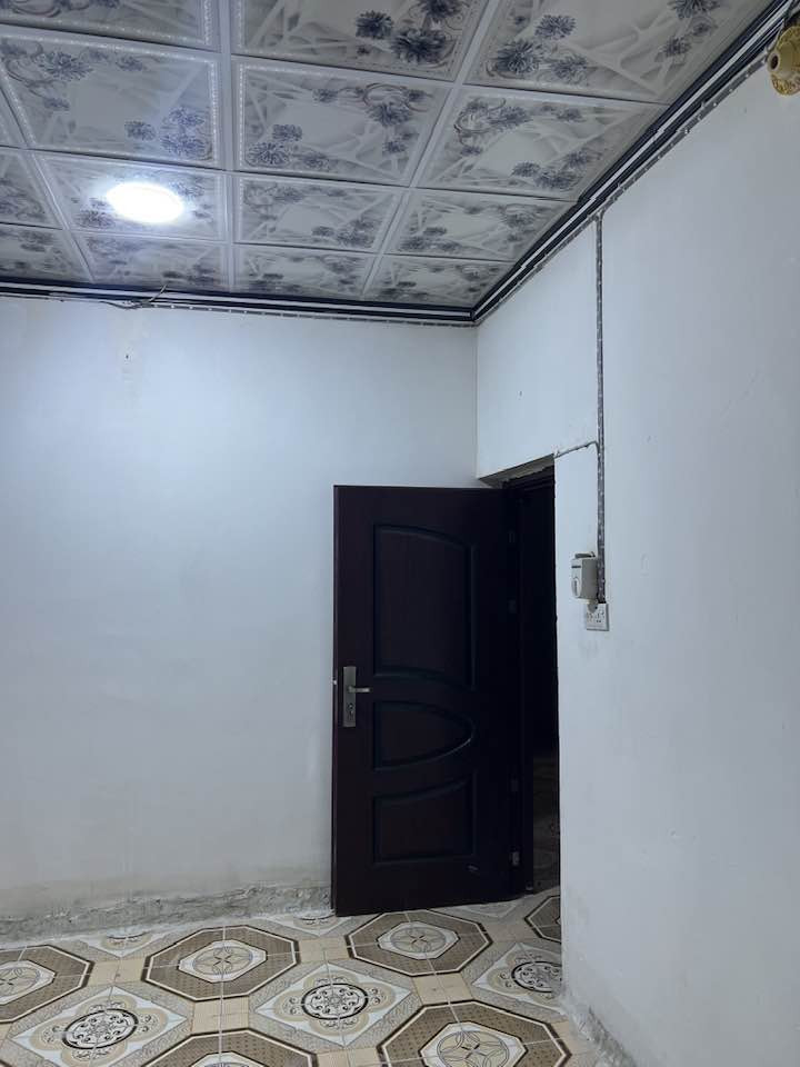 شقه للايجار  ١٠٠ متر نضيفه جدا درج خارجي معزول استقبال وصاله وغرفتين ومطبخ وصحيات بالشهداء على ساحه بداية شارع ابو قيصر الايجار ٢٥٠ الف للاستفسار *********** اتصال فقط
