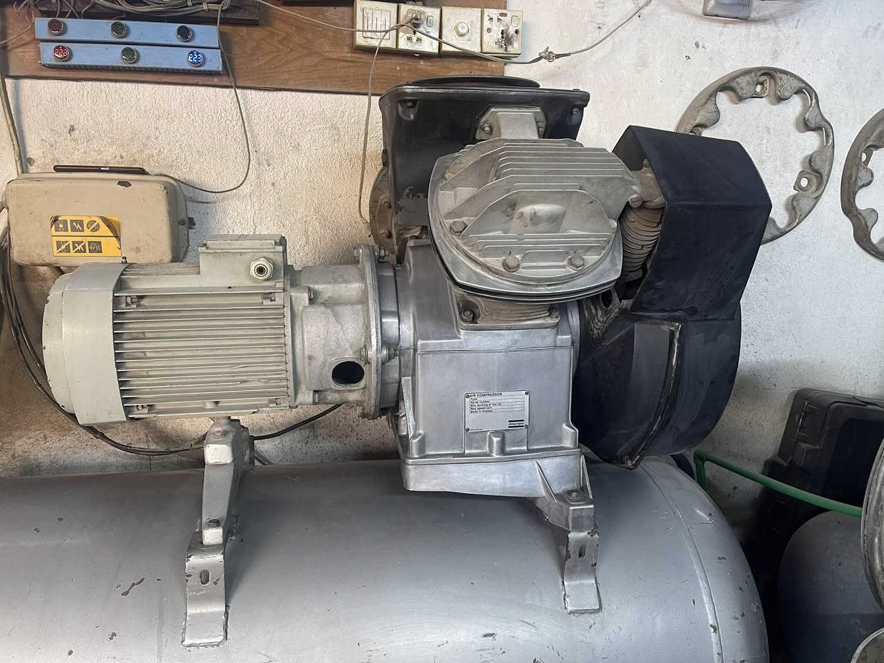 سلام عليكم ماطور اطلس ال 11 بطل 500 لتر ماطور 10 حصان شغال وعلى الفحص السعر 30 ورقه وبي مجال للطيبين استفسار *********** مكان النجف الأشرف
