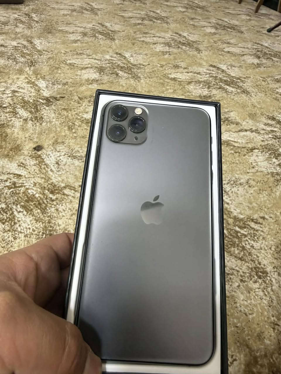١١ برو ماكس  نضيف بطاريته  ٨٥ ذاكرته  ٢٥٦ كارتونه ويهه مطابقه   سعره كلش مناسب ٢٩٠ الف قفل ***********
