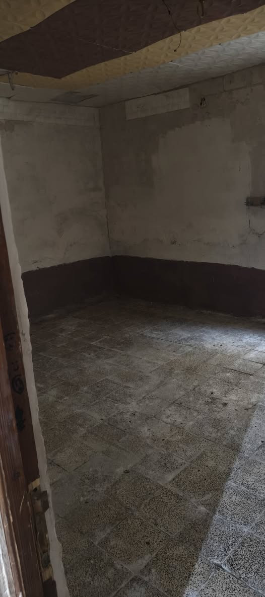 بيت للايجار شارع 60 خلف مدينة حمورابي مباشرة مساحه 350 متر طابق واحد  غرفتين نوم مطبخ كبير صحيات  هول داخلي كبير مع استقبال وحديقه كبيره  بناء قديم  سعر الايجار 350 الف  للاستفسار الاتصال على الرقم ***********
