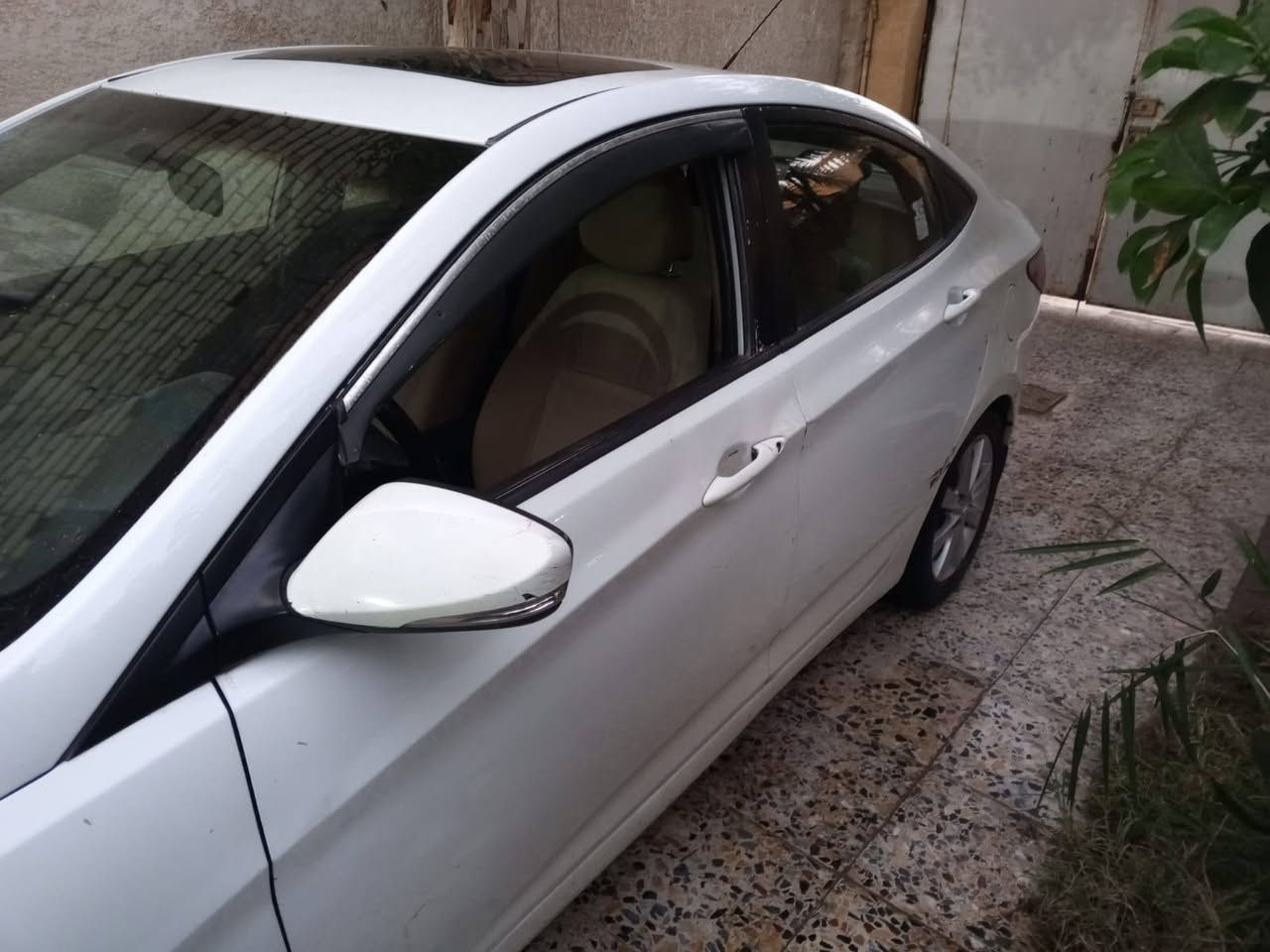 اكسنت خليجي موديل 2012
فول موصفات 1/1 بلوو 
محرك 1600 دوش 
كير محرك تبريد مكفولات 
رقم بغداد دولي بسمي 
السعر 94 بي مجال 
بيها كم طخه نصبغن 
موضح كلشي بال سونار ~موجود وات ساب ***********
