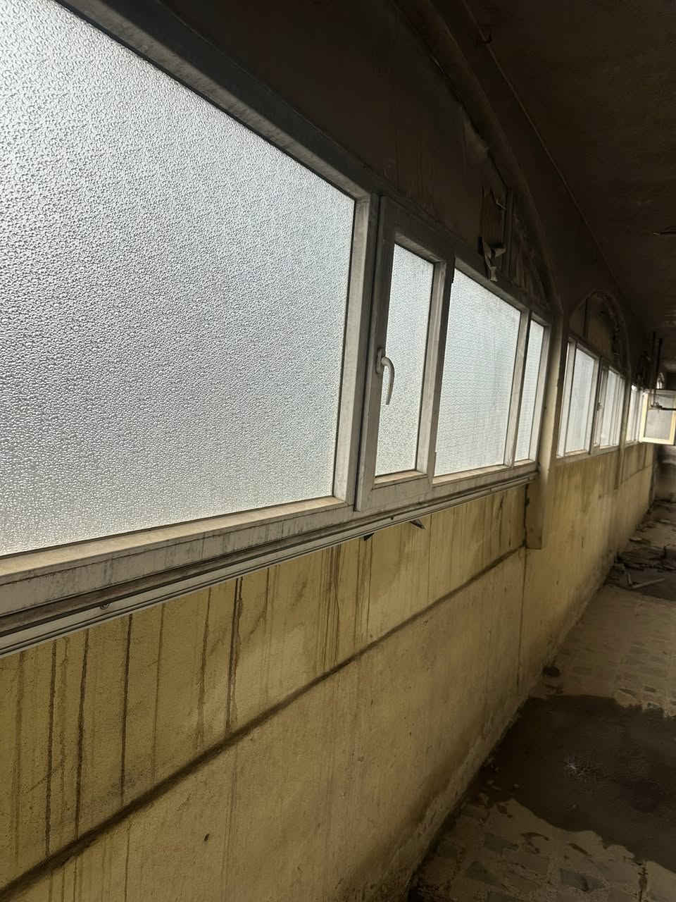 أبواب محلات شبابيك أبواب خشب وابواب حديد للبيع كلهم عنوان ايسر ***********
