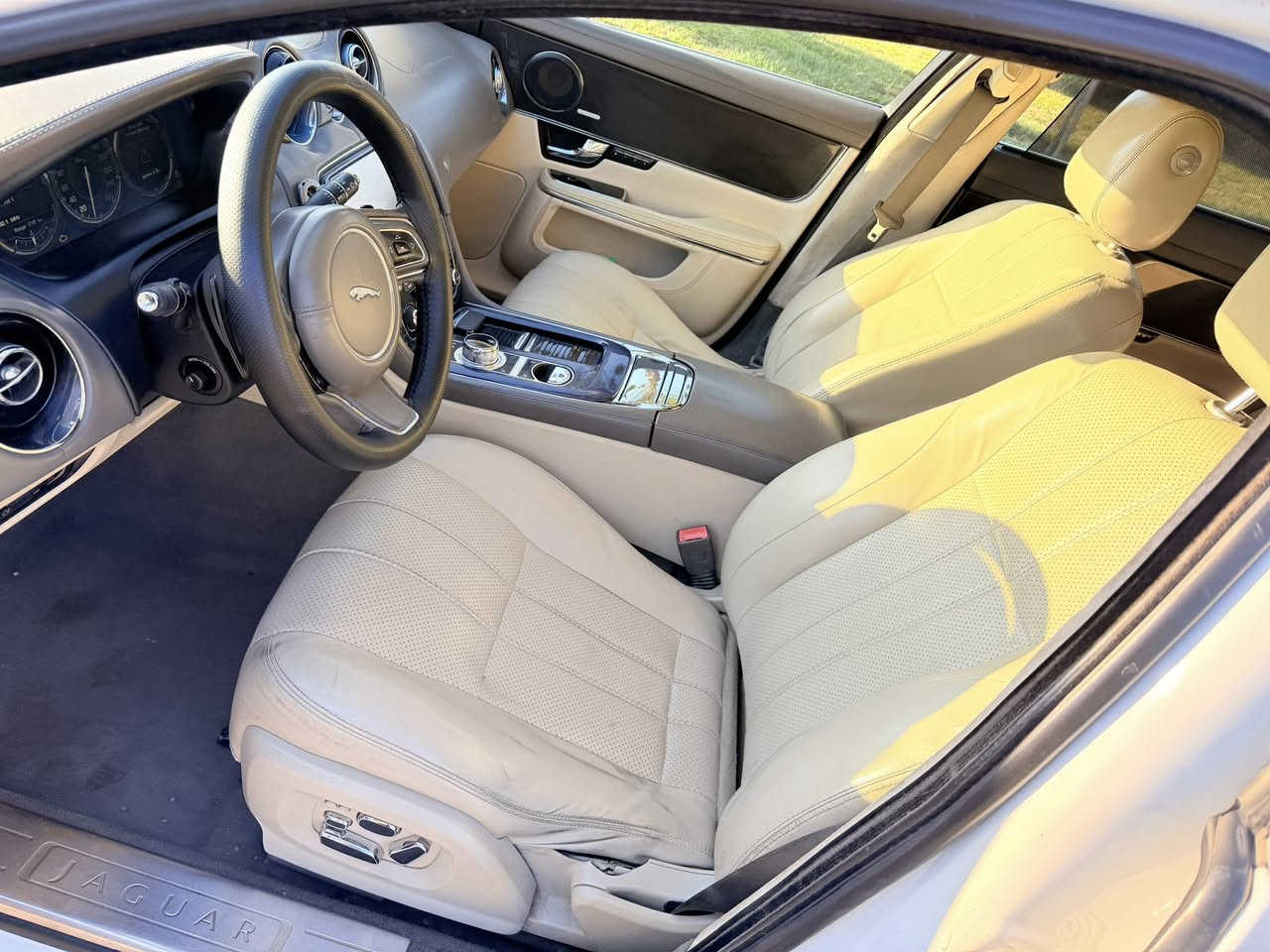 السلام عليكم
جاكور موديل.   2011
فول واحد على واحد 
محرك 8 سلندر 
كشن جلد 
كشن هيتر 
كشن تبريد 
استيرن هيتر 
حساسات 360 
مراية قلاب 
سقف بانورامه قطعتين 
كير ماوس مخفي 
خزن مقعد 
صندوق شفط 
وبعد بيها كومه مواصفات سياره جاهزه من كلشي 
بيها 5 مكانات صبغ بدون دواخل 
محرك كير تبريد كلشي بالشرط 
سعرها 104 ورقات وبيها مجال 
رقمها اربيل تحويل وكاله حاضر 
*********** للتواصل واتساب 
اني مكلف بالنشر الله يرزق الجميع
